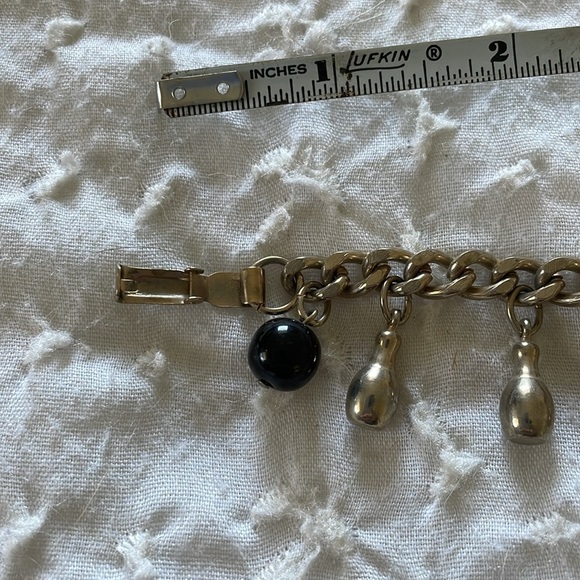 1960s bowling ball & 10 pin charm bracelet. Silver toned pins & black ball. - Picture 2 of 5